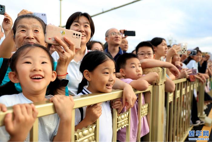 7月29日,市民在内蒙古自治区第十一届少数民族传统体育运动会嘉年华活动现场观看表演。新华网发(康文魁 摄)